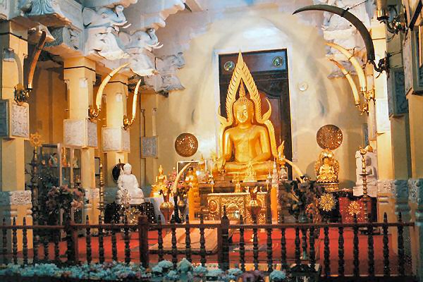 029 mit viele statuen